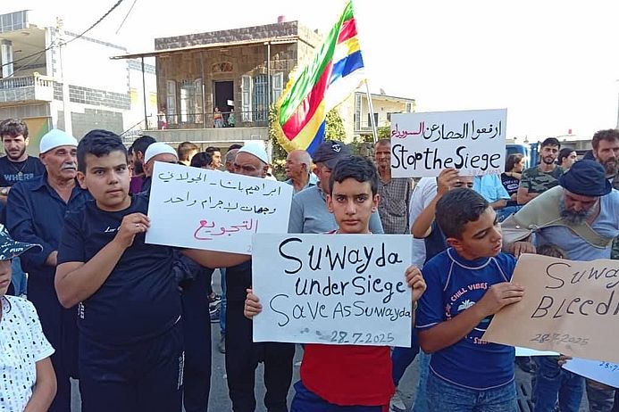 Eine Demonstration in der Stadt Atil nördlich von Suweida, bei der die Belagerung verurteilt und die Öffnung eines internationalen humanitären Grenzübergangs gefordert wird.